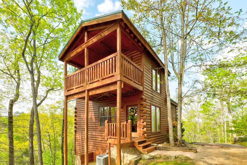 Bearly Naked Treehouse Cabin with Hot Tub